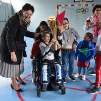 Transmission de la flamme olympique à l'IME Anaïs le 2/04/2024