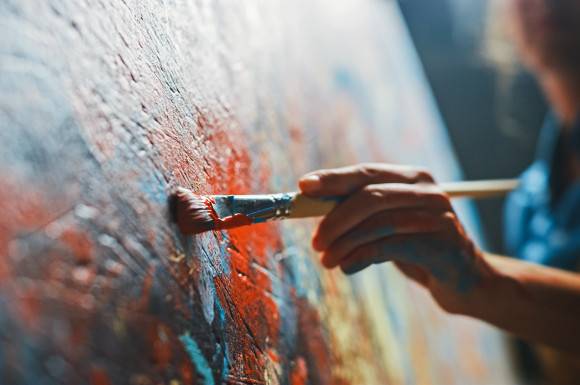 Pinceau main couleur